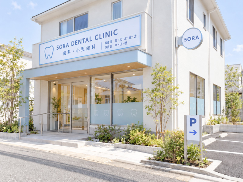 壁面看板、丸型突き出し看板、駐車場案内、ウィンドウサインを組み合わせた歯科クリニックのデザインイメージ